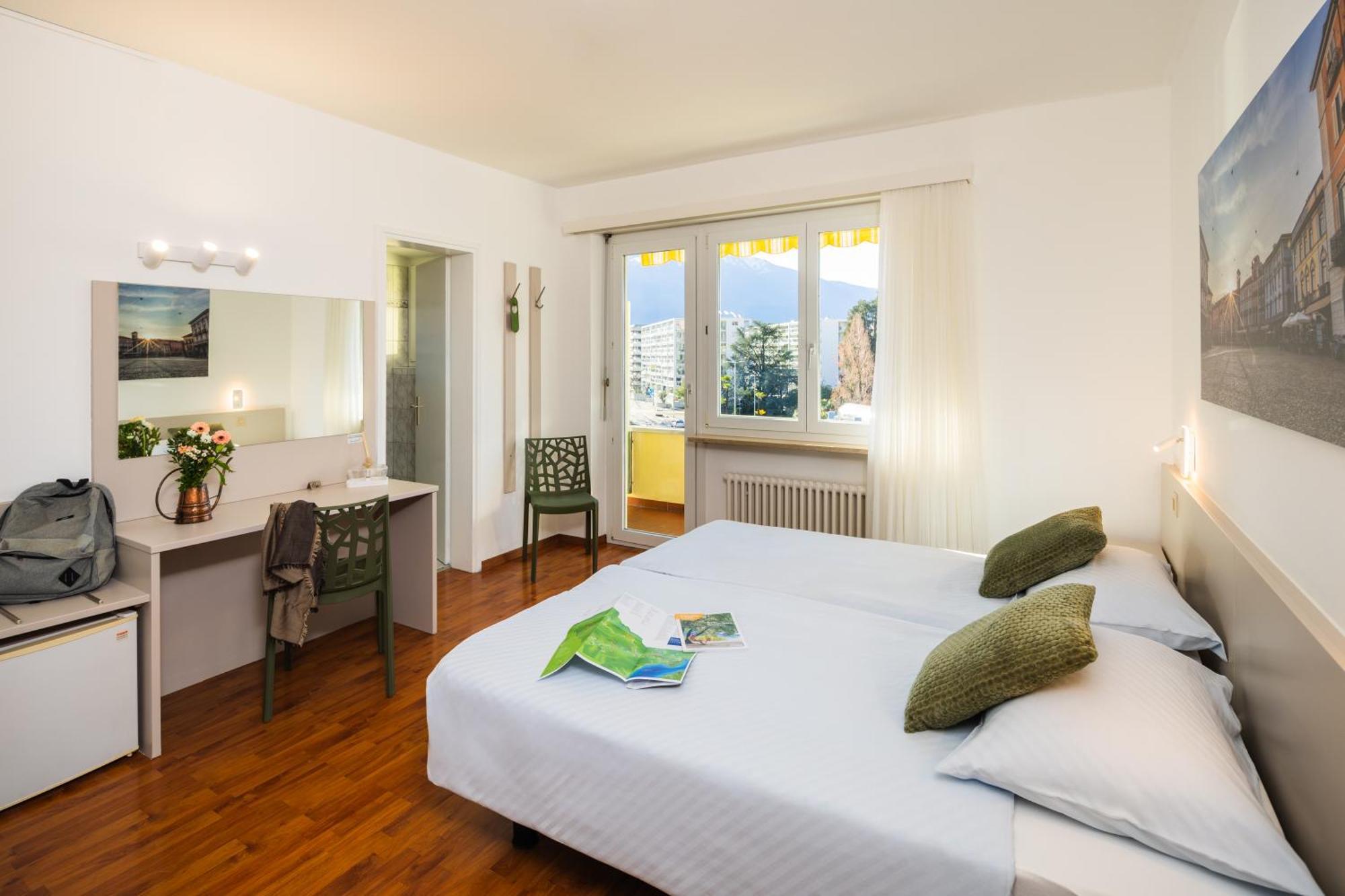 Hotel Rondinella ロカルノ エクステリア 写真